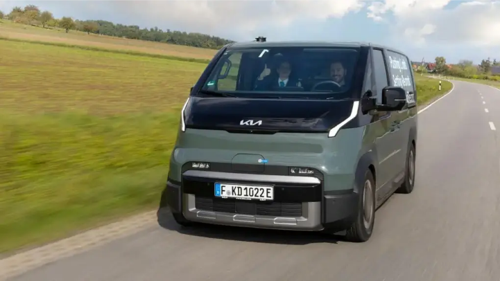 Xe điện lập kỷ lục đi được quãng đường gấp đôi quảng cáo